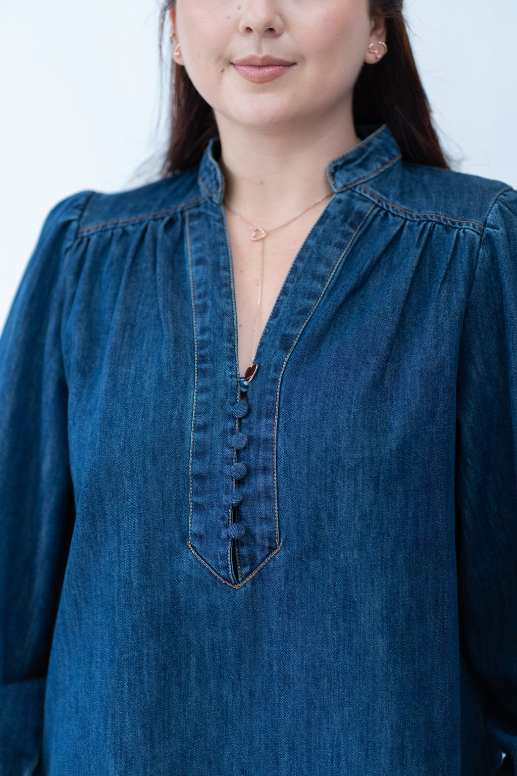 Vestido denim corto estilo holgado con mangas largas