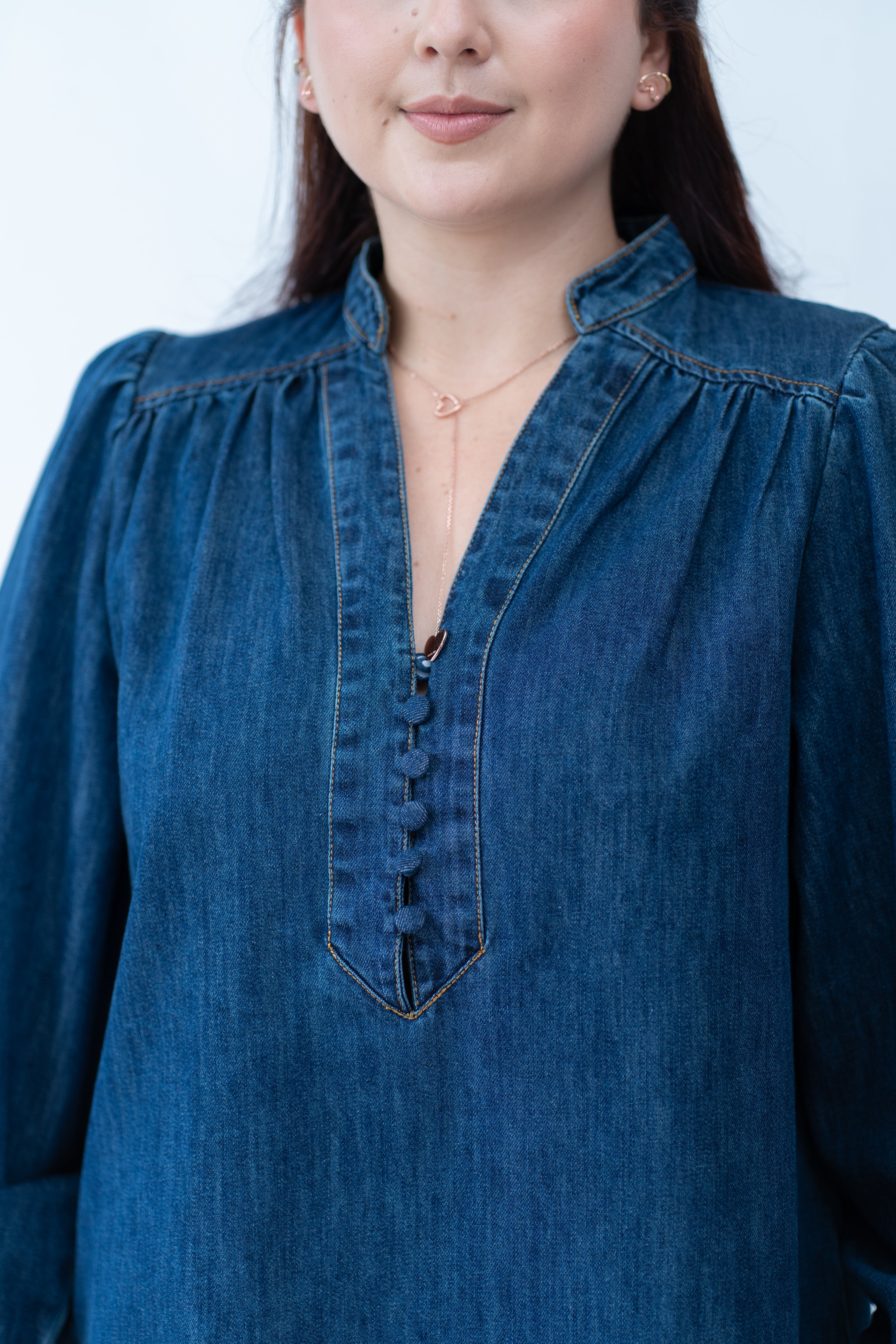 Vestido denim corto estilo holgado con mangas largas