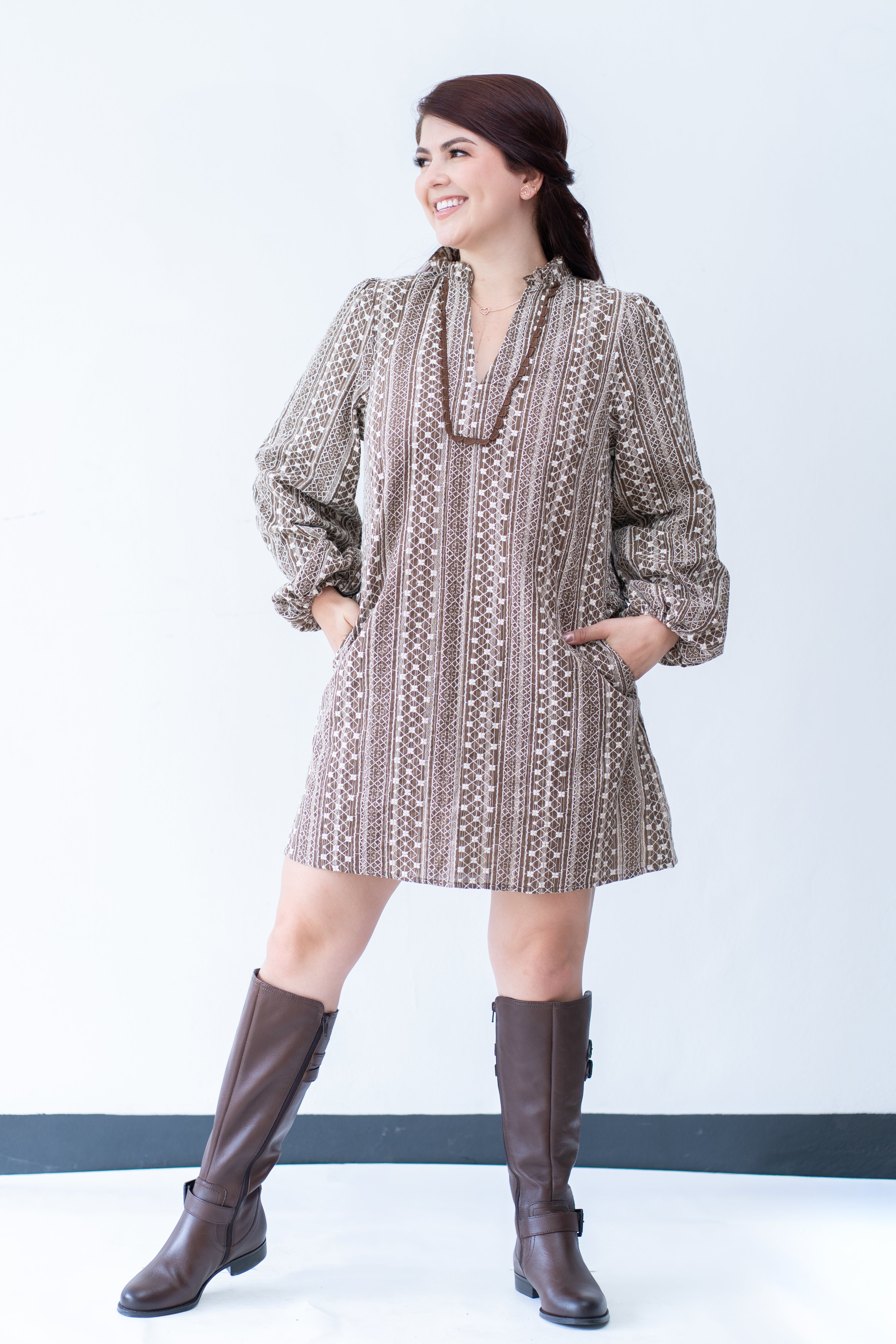 Vestido Corto con mangas largas- Café predominante con detalles en blanco