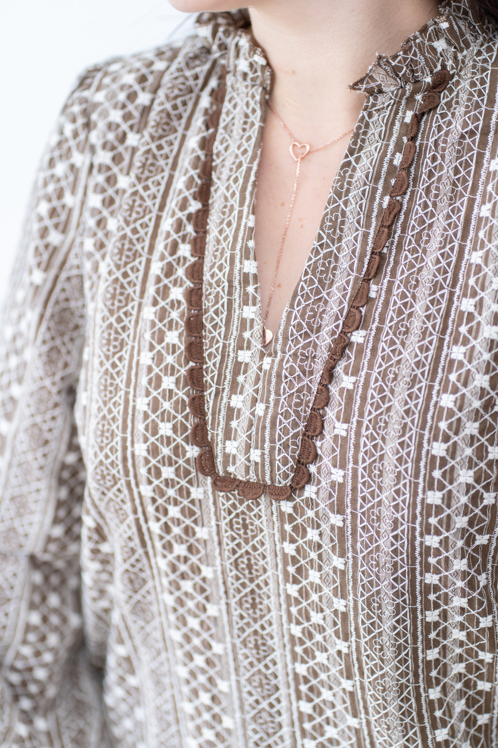 Vestido Corto con mangas largas- Café predominante con detalles en blanco