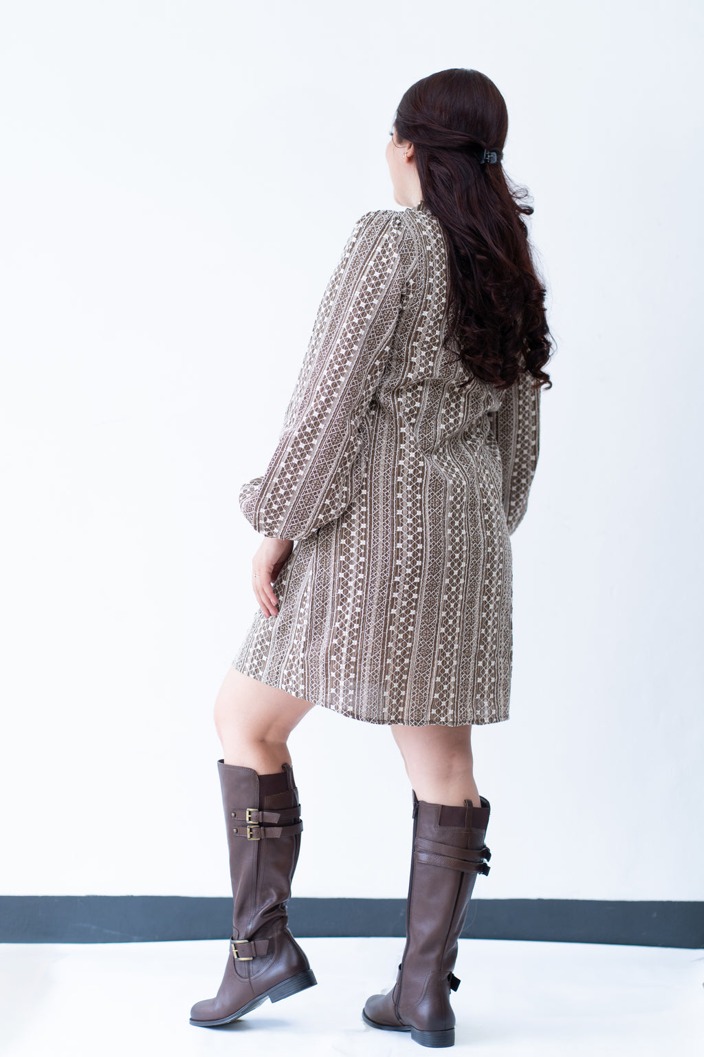 Vestido Corto con mangas largas- Café predominante con detalles en blanco