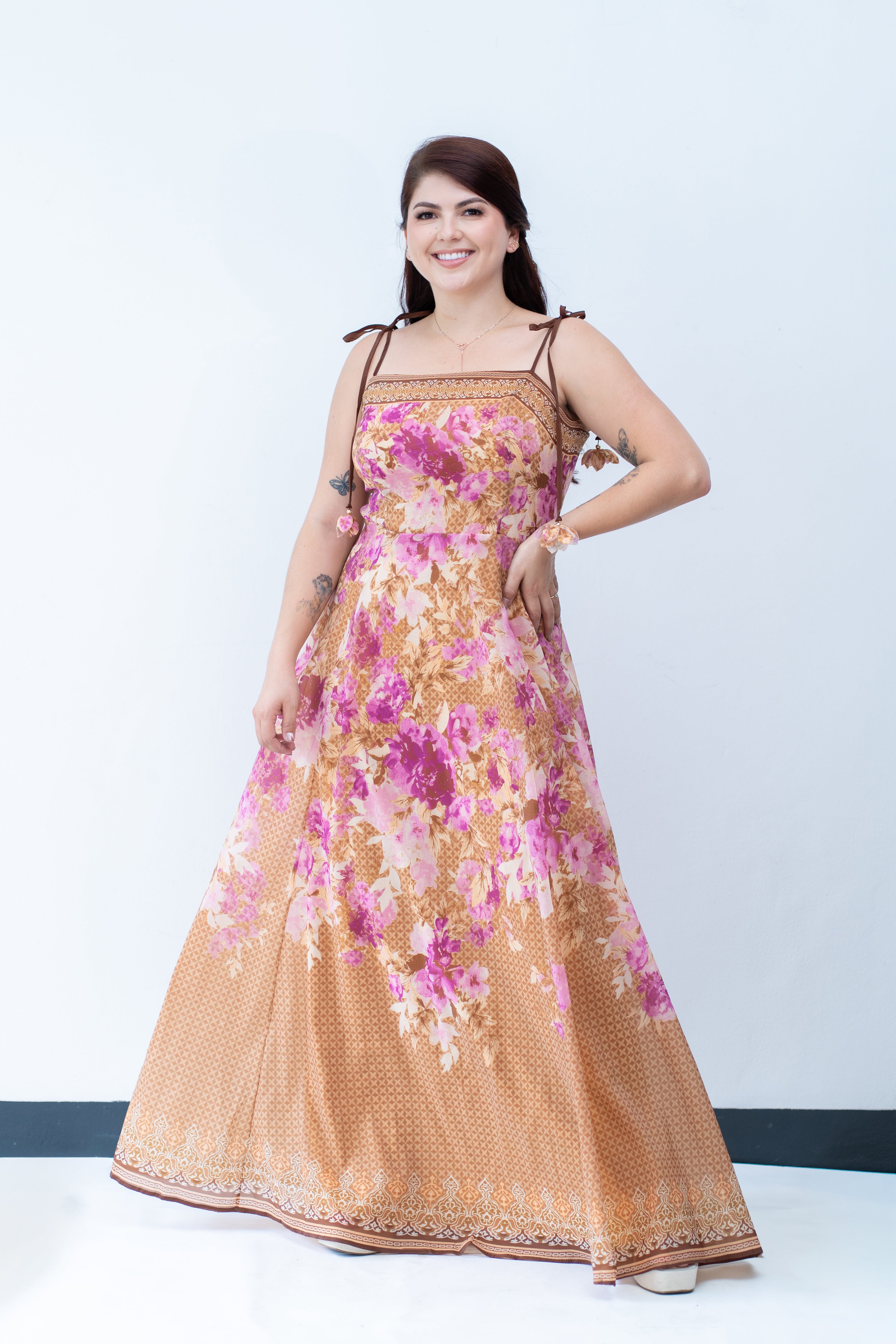 Vestido floral tonalidad camel