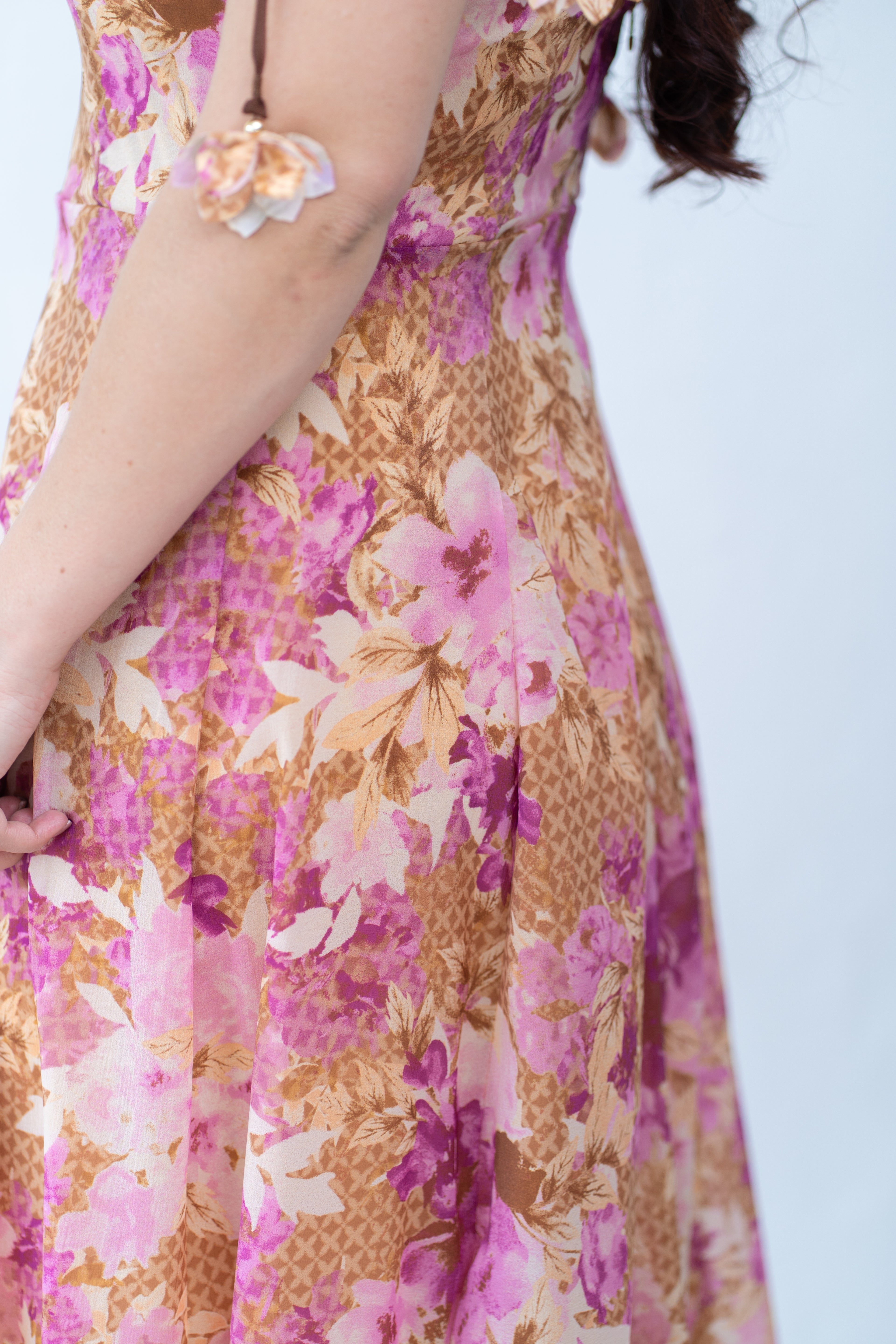 Vestido floral tonalidad camel