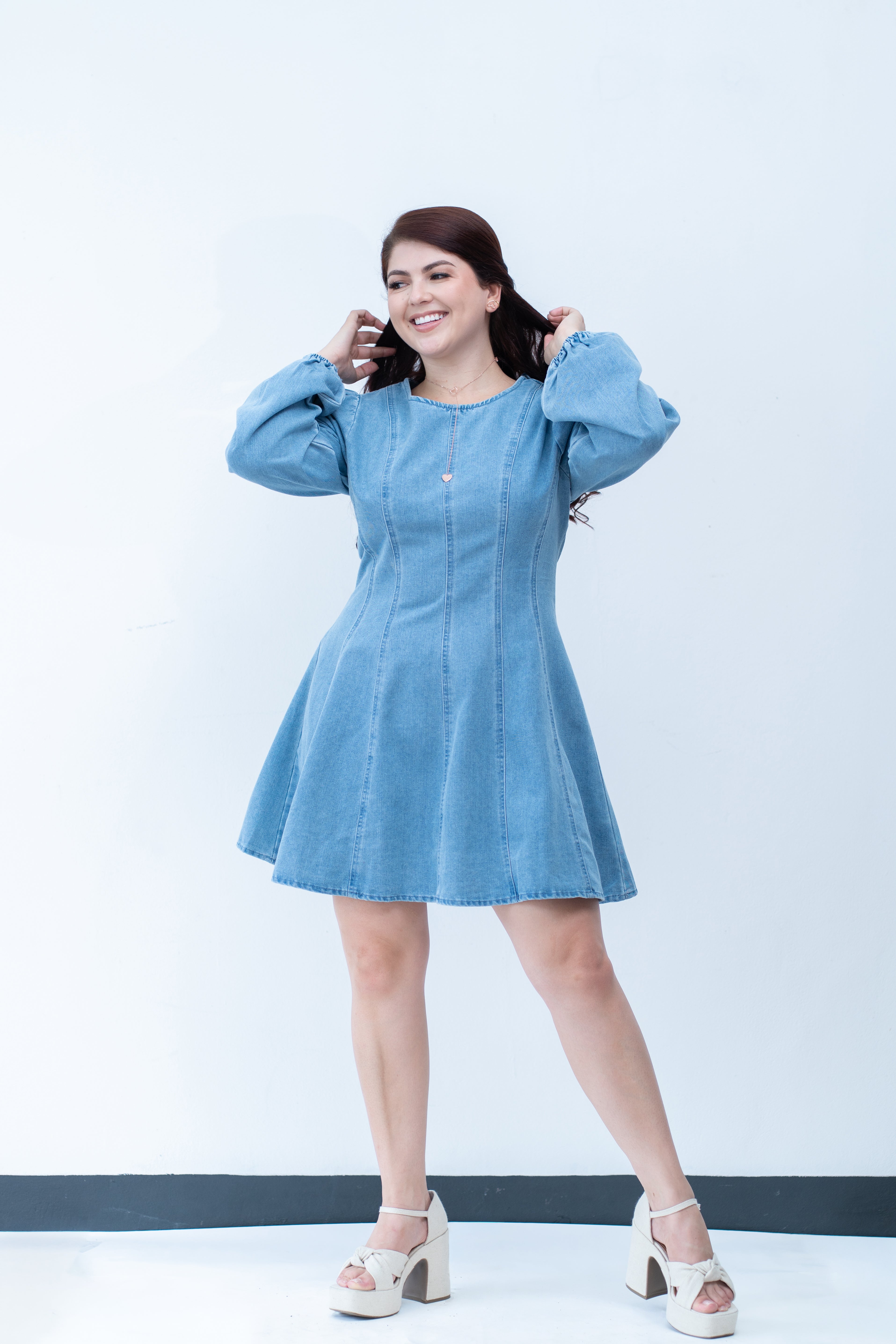 Vestido corto de mezclilla clara con mangas largas