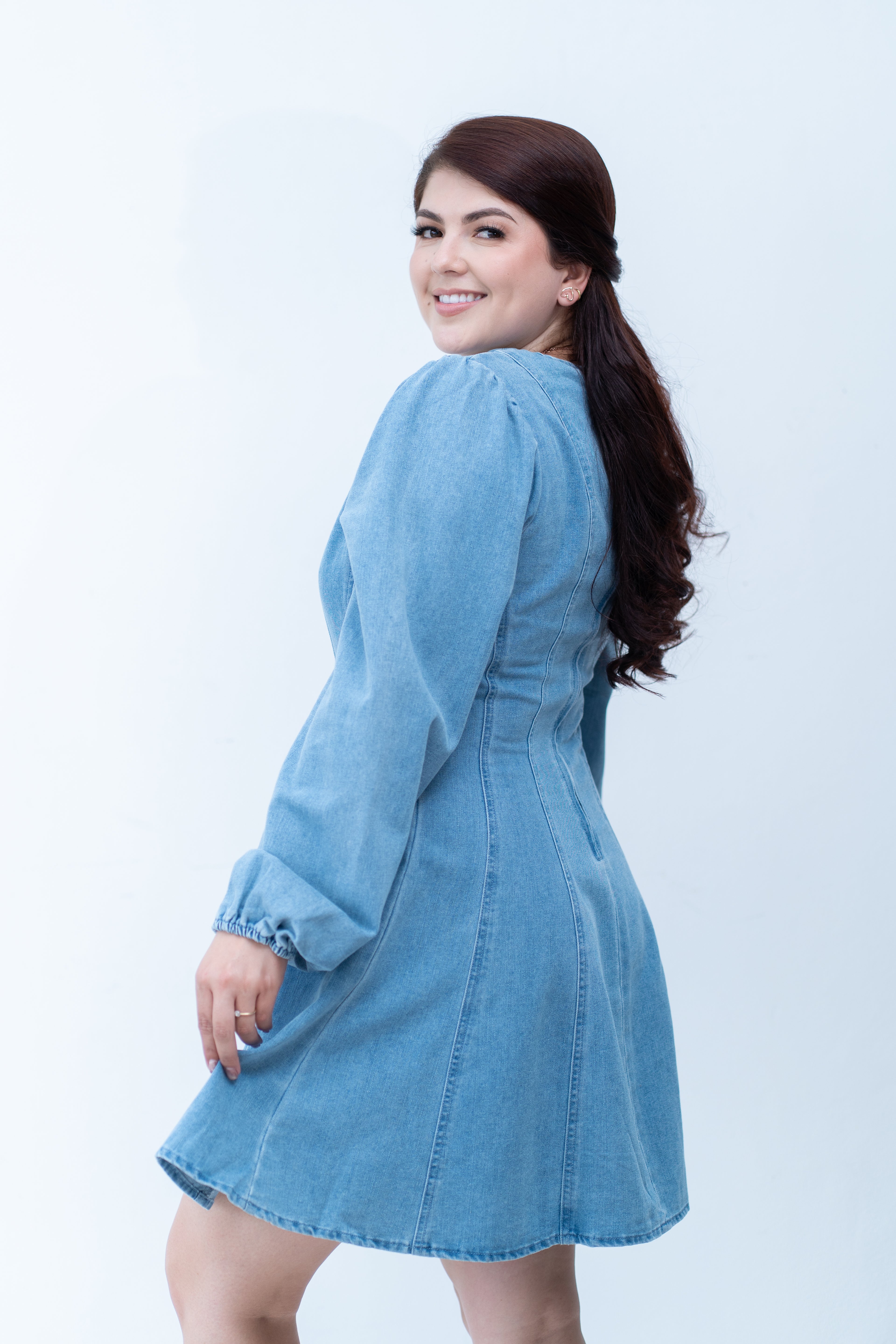 Vestido corto de mezclilla clara con mangas largas