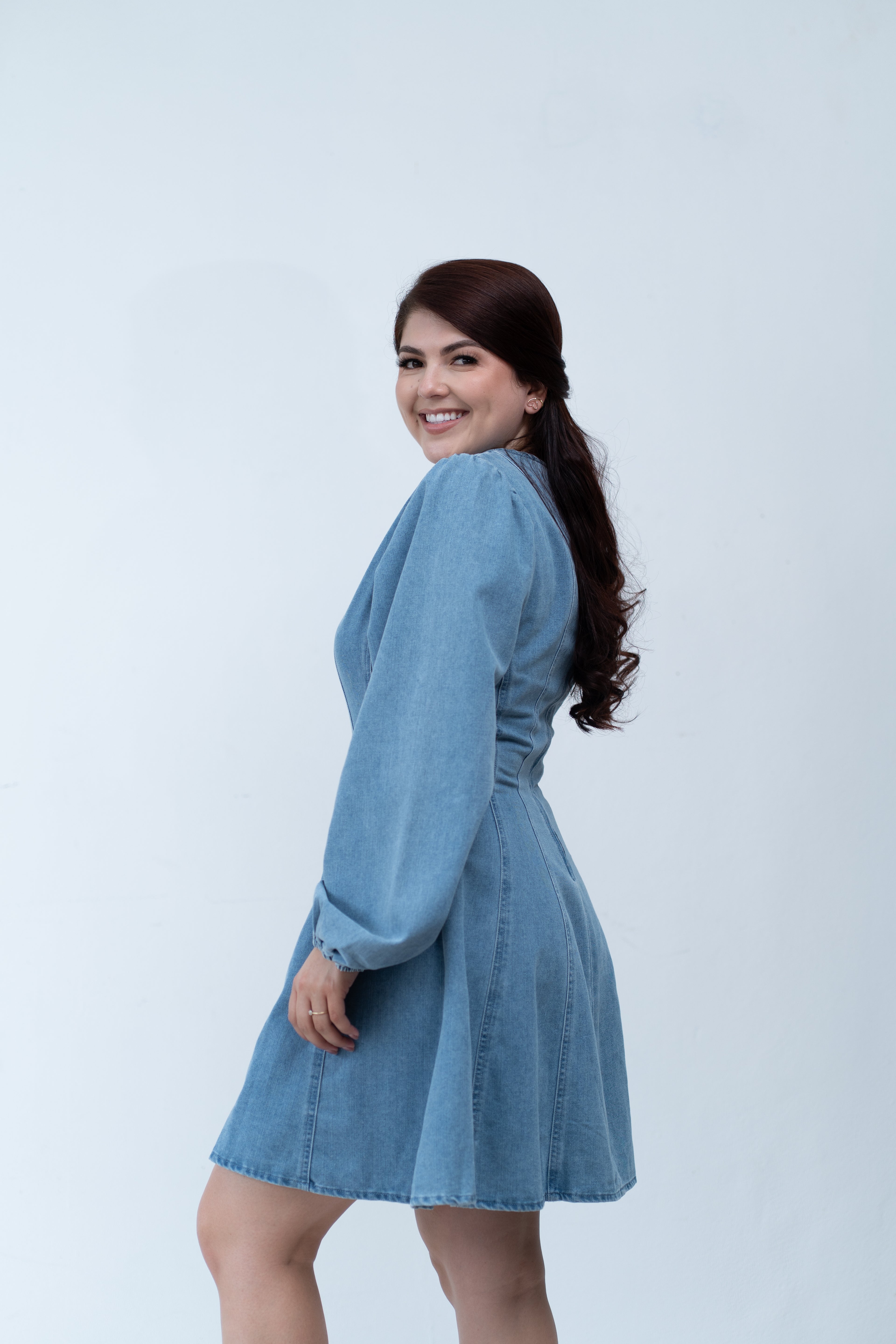 Vestido corto de mezclilla clara con mangas largas