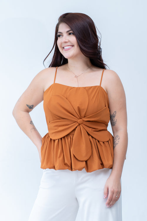 Blusa con Flor- Caramel