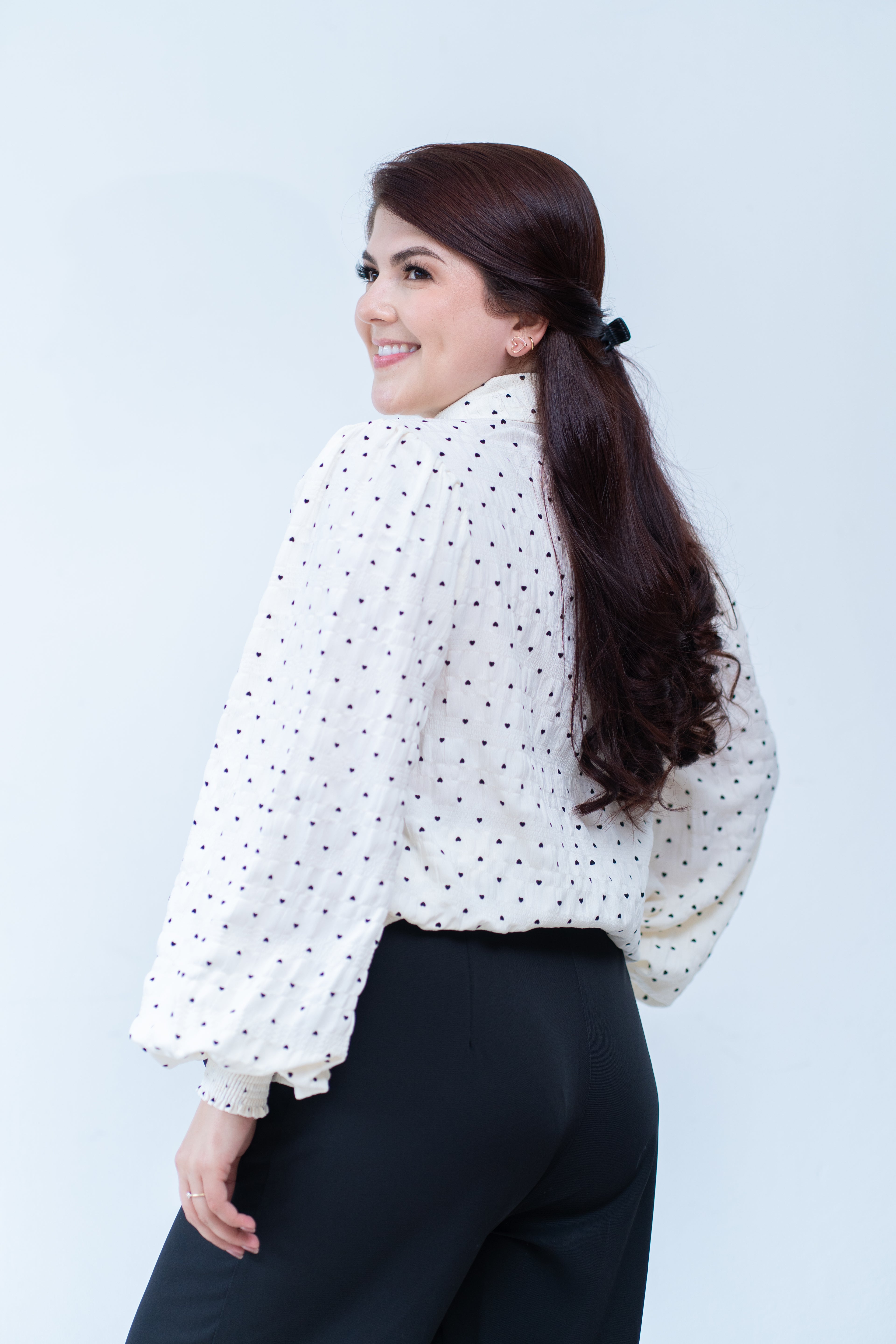 Blusa de corazones estampados con lazo