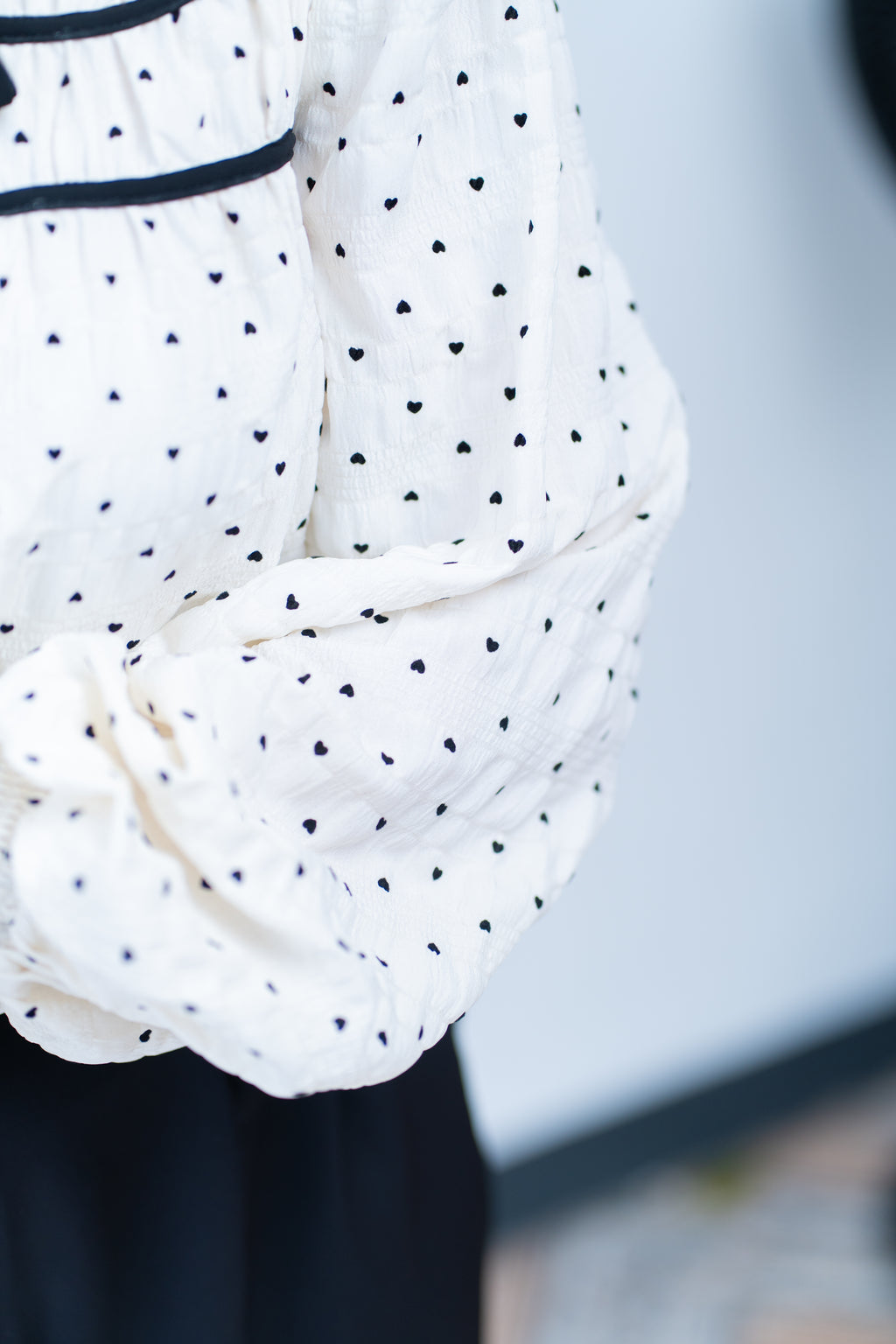 Blusa de corazones estampados con lazo