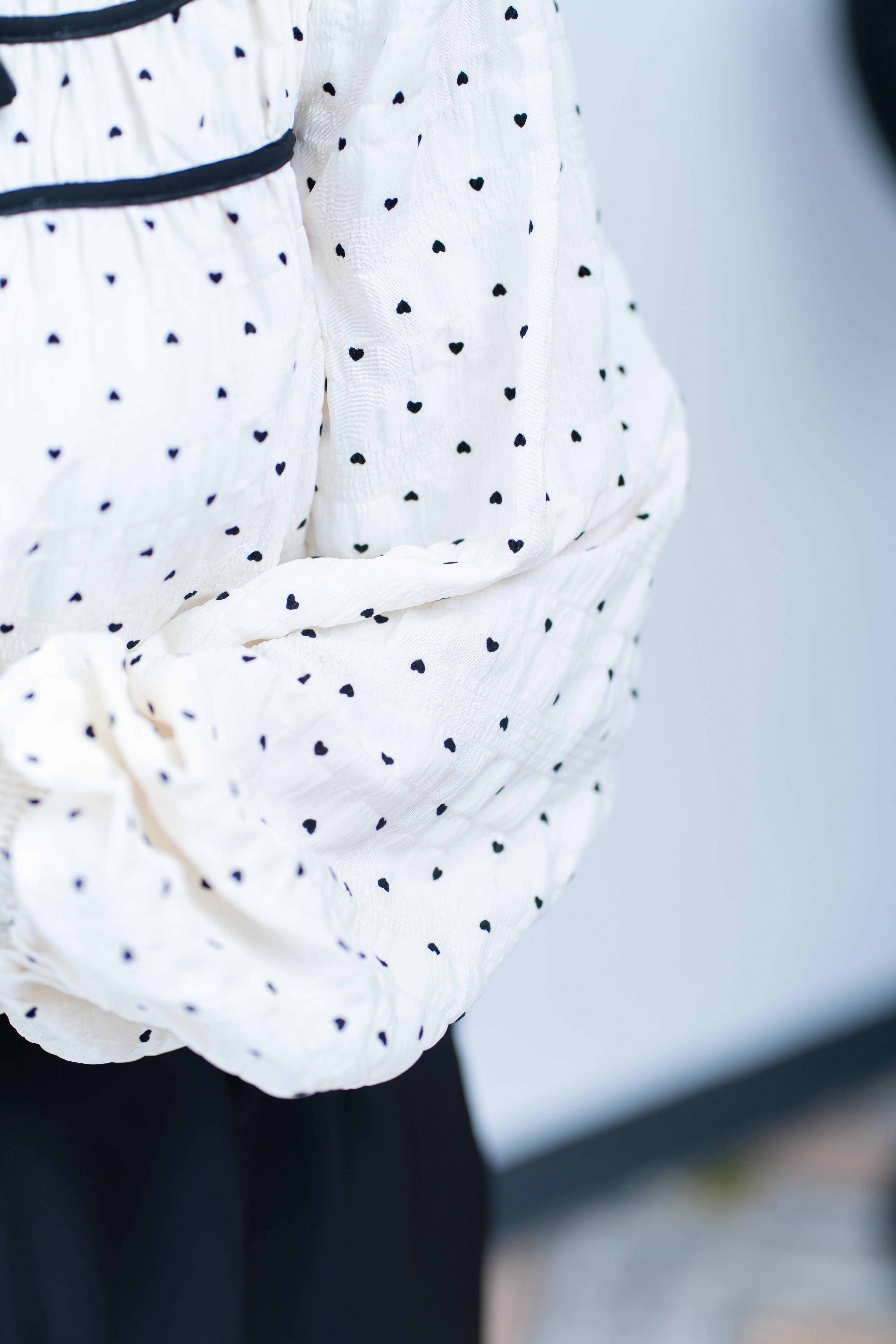 Blusa de corazones estampados con lazo