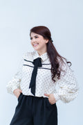 Blusa de corazones estampados con lazo