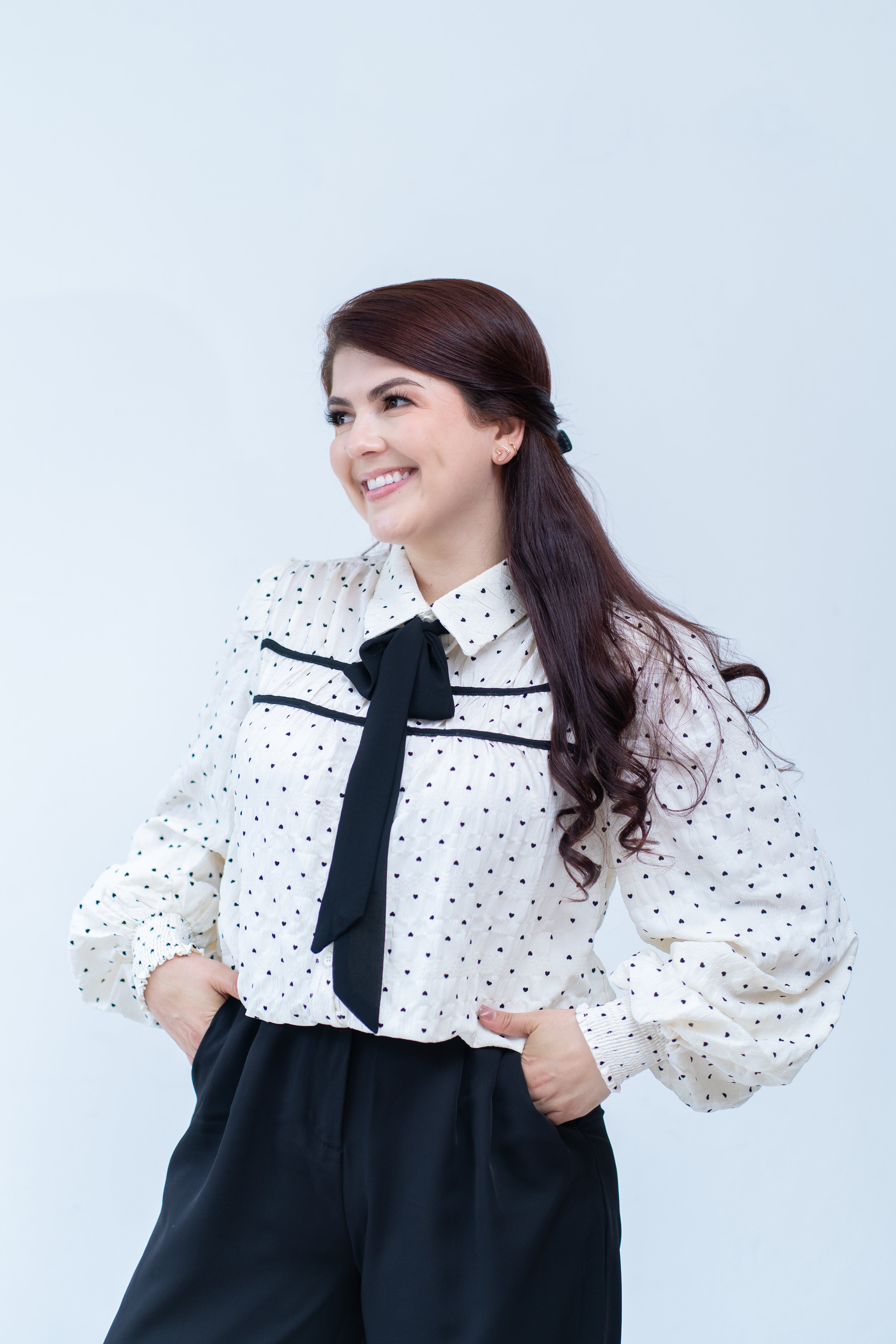 Blusa de corazones estampados con lazo