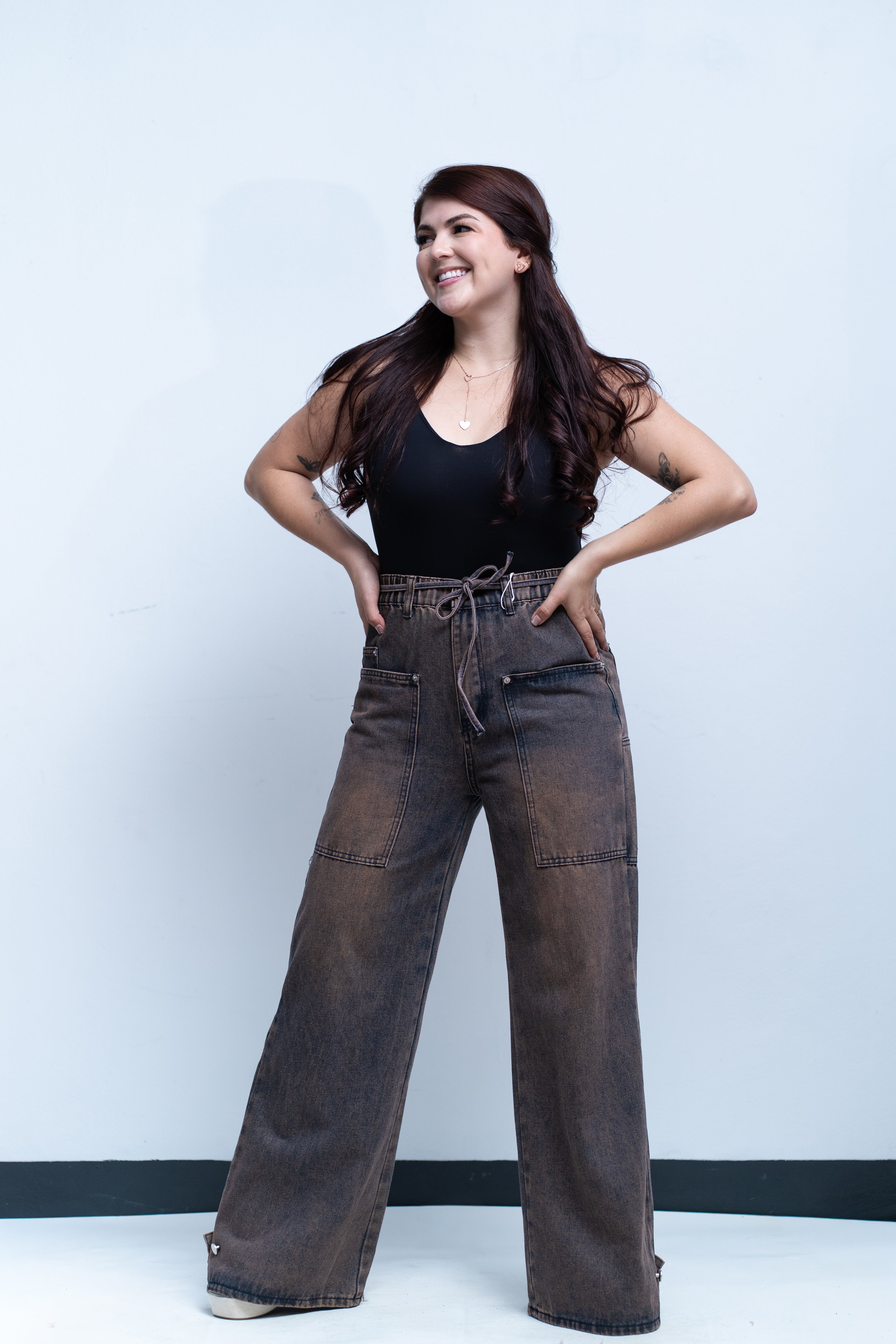 Pantalón ancho de mezclilla con broches en los ruedos