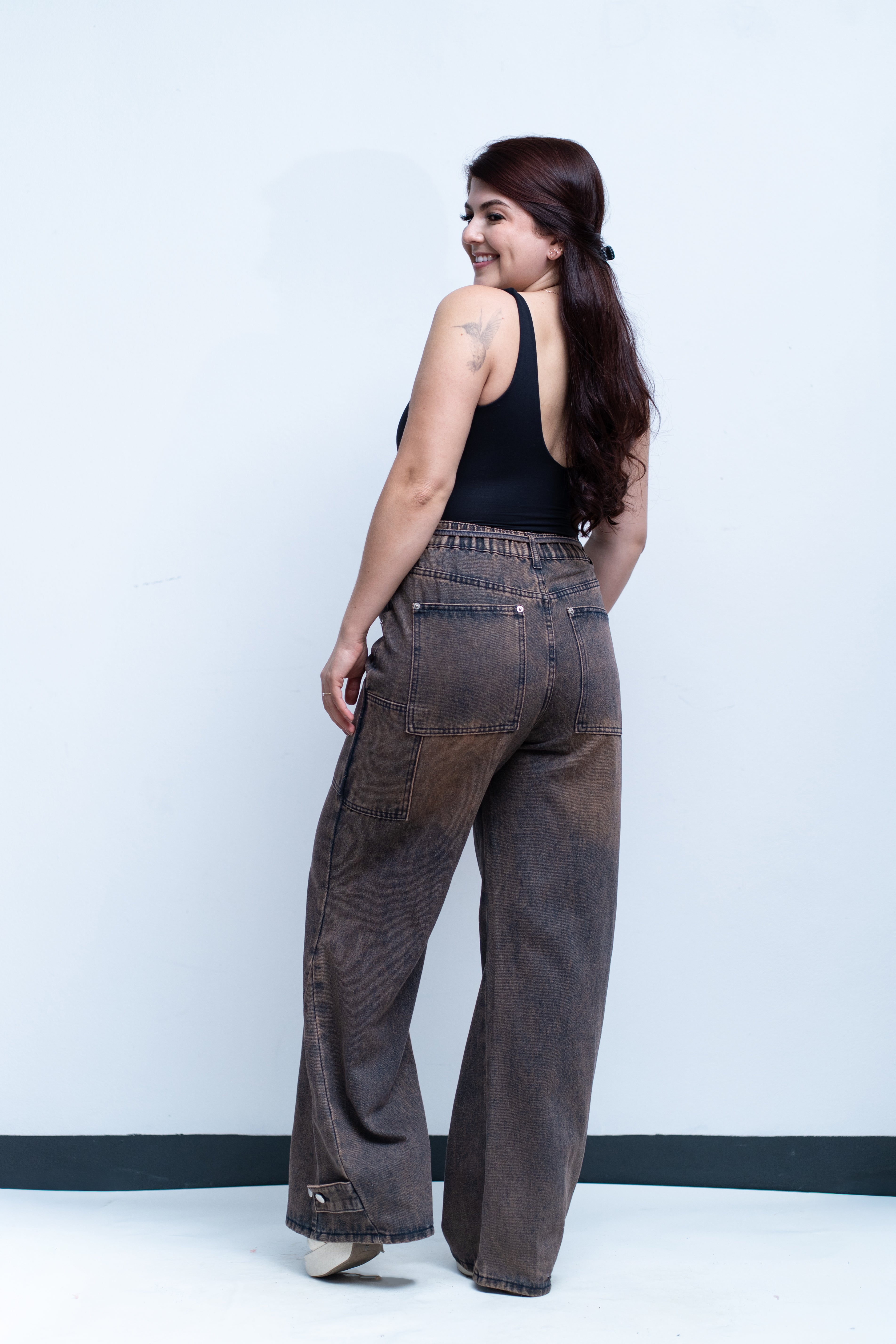 Pantalón ancho de mezclilla con broches en los ruedos