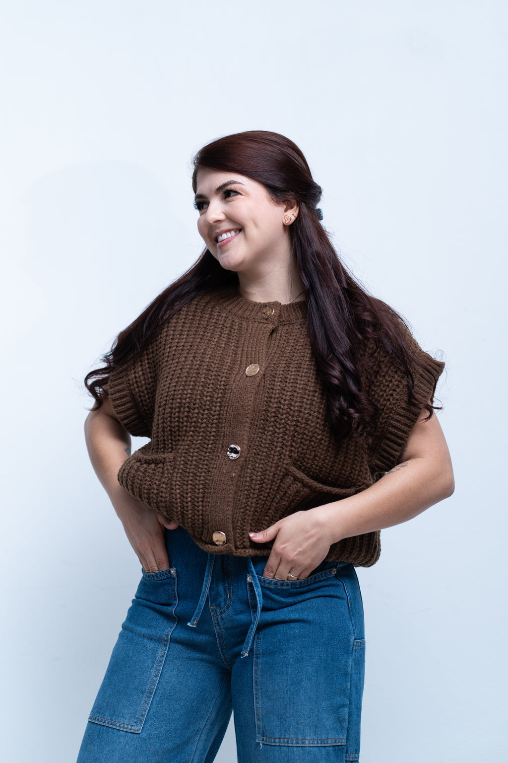 Pantalón ancho de mezclilla con broches en los ruedos