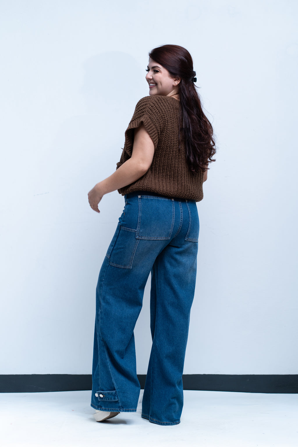 Pantalón ancho de mezclilla con broches en los ruedos